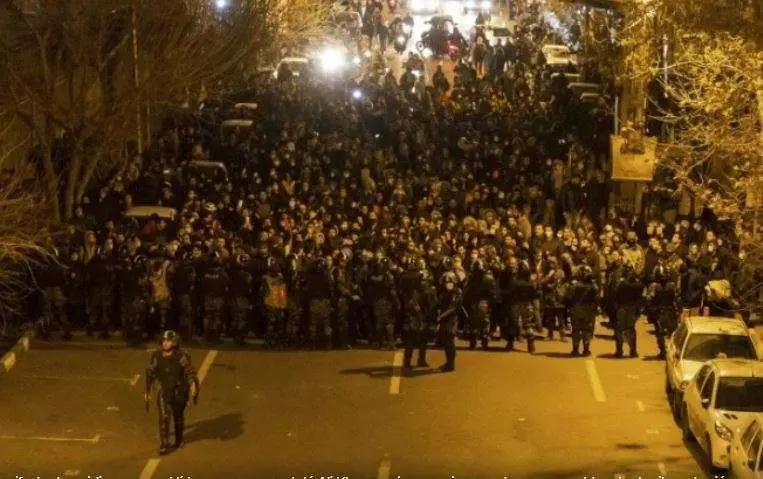 En Irán, los manifestantes pidieron que el líder supremo, ayatolá Ali Khamenei, renuncie y que los responsables de derribar el avión sean procesados. (AFP)  