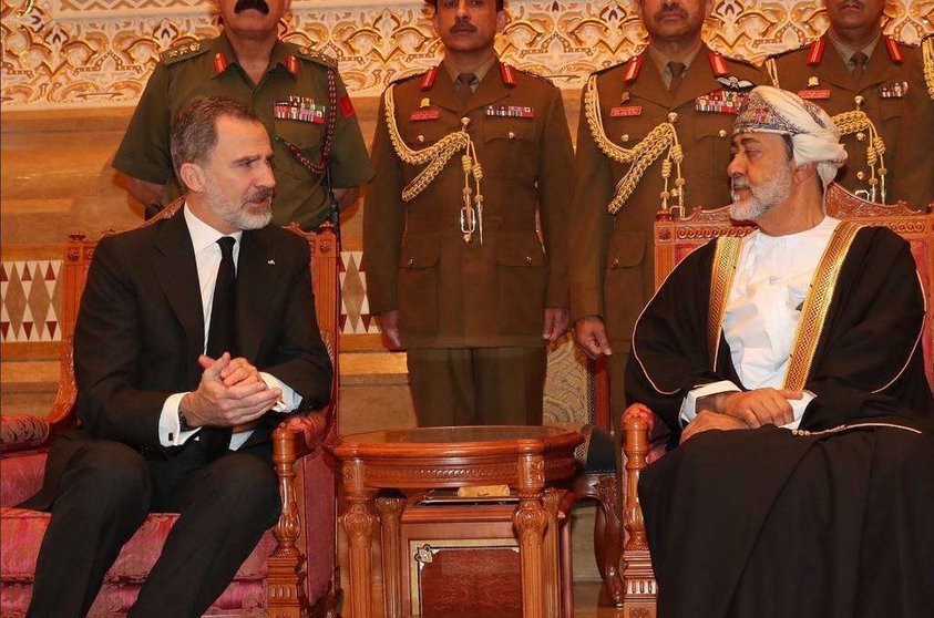 El rey de España junto al nuevo sultán de Omán. (Casa Real)