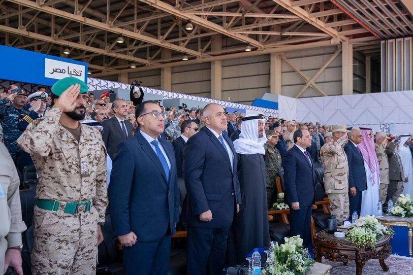 El jeque Mohamed bin Zayed y el presidente egipcio Abdel Fattah El Sisi son testigos de la inauguración de la base militar. (Twitter)