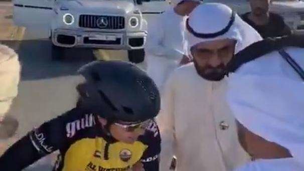 El gobernante de Dubai junto a la ciclista emiratí.