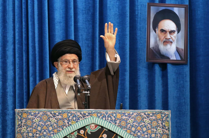 El líder supremo de Irán, el ayatolá Ali Khamenei, saluda a las multitudes durante las oraciones del viernes en la capital, Teherán. (AFP)