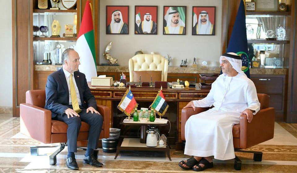 El ministro de Exteriores de Chile, Teodoro Ribera, durante su encuentro en Abu Dhabi con el teniente general el jeque Saif bin Zayed Al Nahyan, viceprimerministro y ministro del Interior de EAU. (WAM)