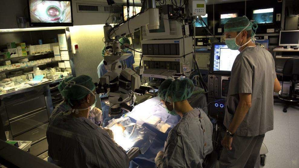 Imagen de una operación en la clínica Barraquer (Ana Jiménez)