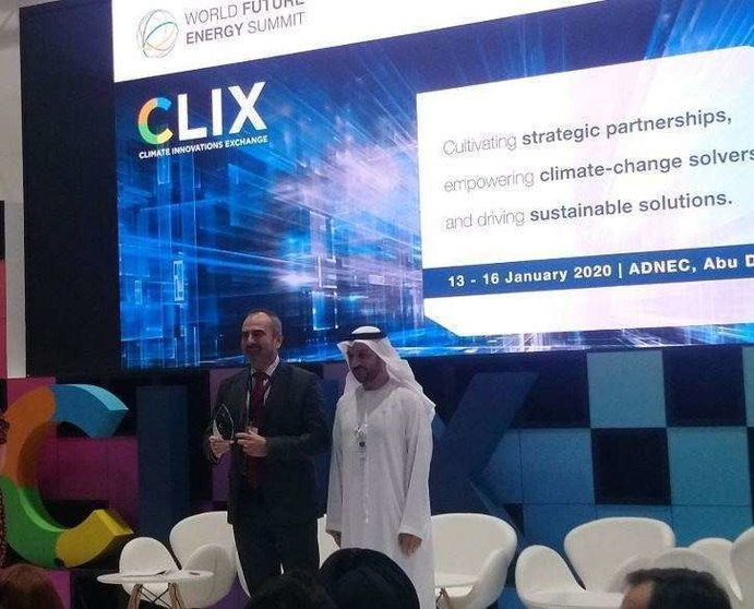 El representante de la empresa recoge el premio en ADNEC de Abu Dhabi. (Twitter)