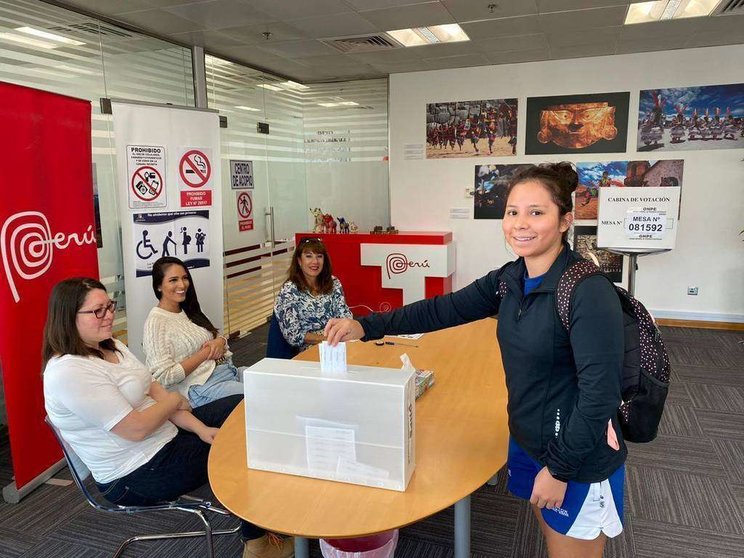 Joven peruana participa en unas votaciones en la sedel Consulado General su país en Dubai. (Consulado de Perú)