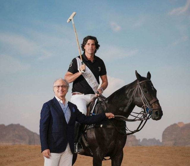 El director ejecutivo de AMAALA, Nicholas Naples, fotografiado con la superestrella del polo argentina.
