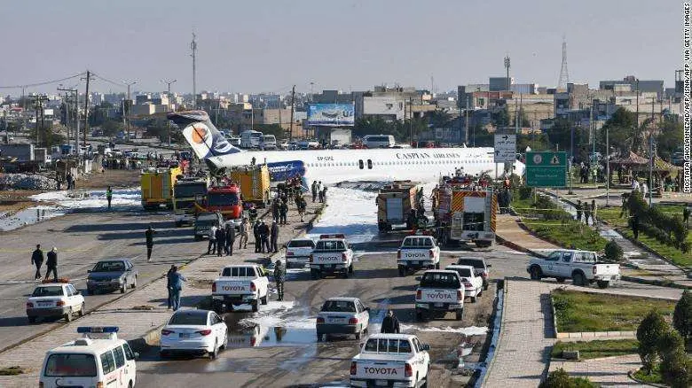 El avión de Caspian Airlines en la carretera. (Twitter)