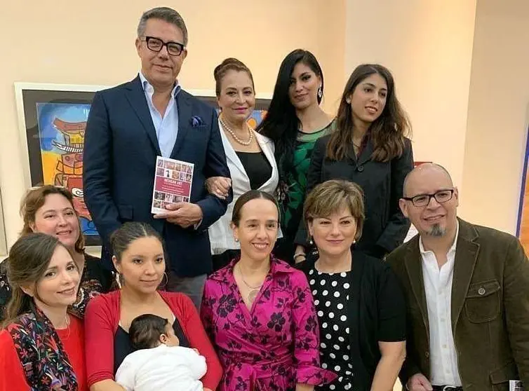 La embajadora de México en Abu Dhabi, Francisca E. Méndez junto a los artistas mexicanos participantes en la exhibición. (EL CORREO)