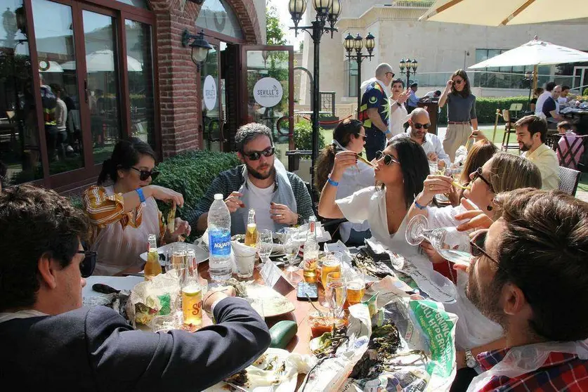 Comensales disfrutan de los calçots en la espectacular terraza del Seville's en Dubai. (EL CORREO)