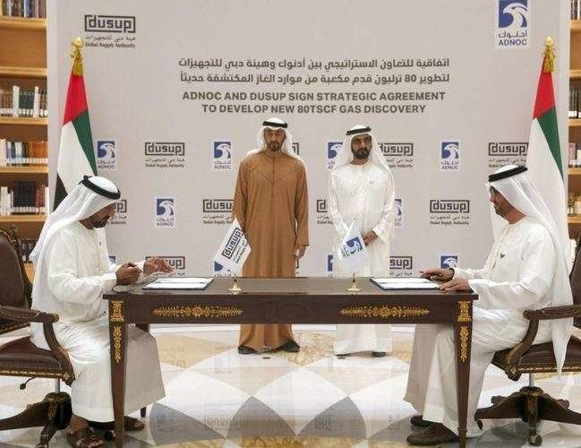  El jeque Mohamed bin Zayed y el jeque Mohammed bin Rashid son testigos de la firma del acuerdo.