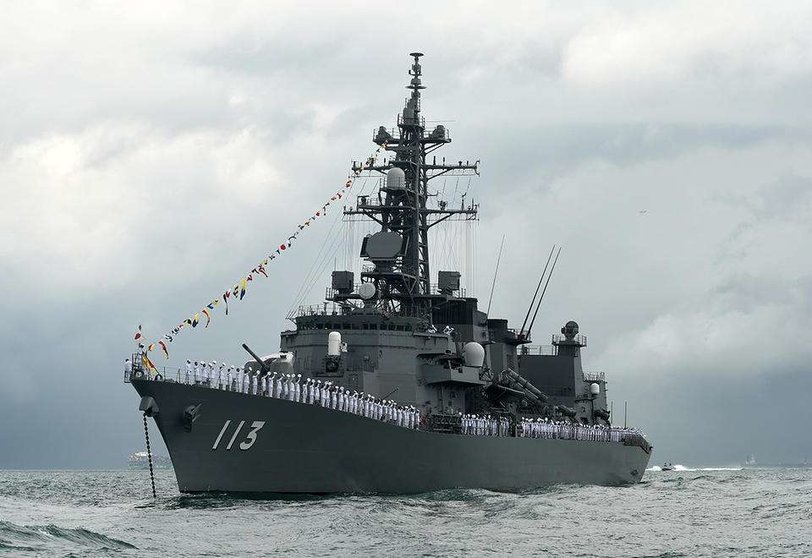 El buque de la Armada japonesa Takanami abandona la base naval de Yokosuka, al sur de Tokio. (AFP)
