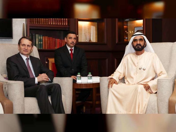 El gobernante de Dubai junto a los representantes del Servicio de Inteligencia rusos. (WAM)