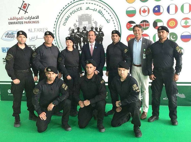 Equipo de Chile participante en el II UAE Swat-Challenge que se desarrolla en Dubai, junto al embajador chileno en Emiratos Árabes, Jorge Daccarett, y a Jorge Román, asesor de la Policía de Dubai. (Cedida)