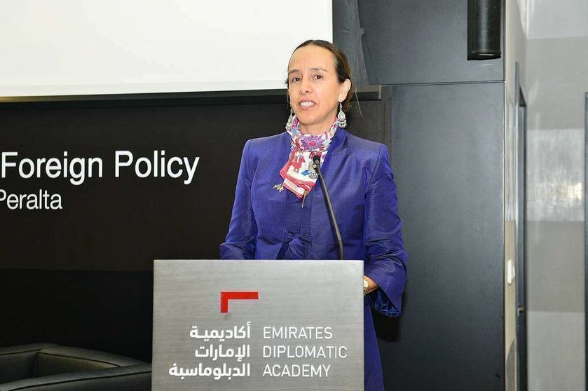 Francisca E. Méndez, embajadora de México en Emiratos Árabes, en su intervención en la Academia Diplomático de Emiratos con motivo de la conferencia de Martha Delgado. (Manaf K. Abbas / EL CORREO)