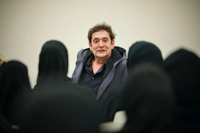 Agustí Villaronga, entre mujeres emiratíes durante el acto que ha protagonizado en UAE's Cultural Foundation en Abu Dhabi. (Manaf K. Abbas / EL CORREO)