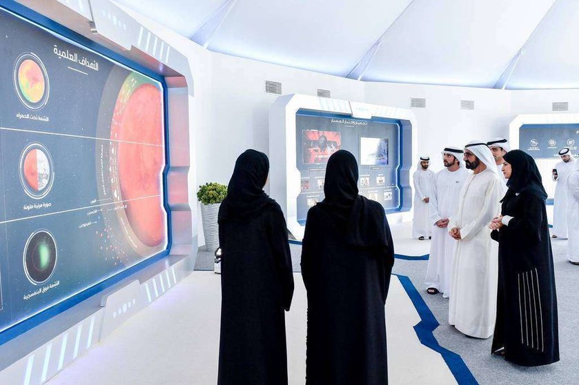 Los jeques Mohammed y Hamdan, en el Centro Espacial Mohammed bin Rashid de Dubai. (WAM)