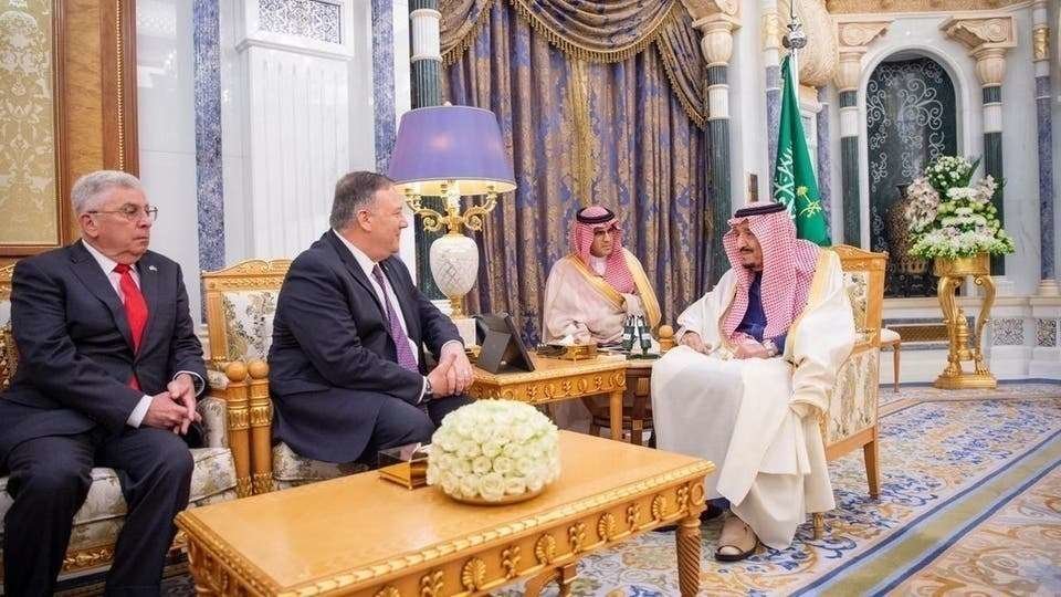 Un momento del encuentro entre el Rey Salman y Pompeo. (Al Arabiya)