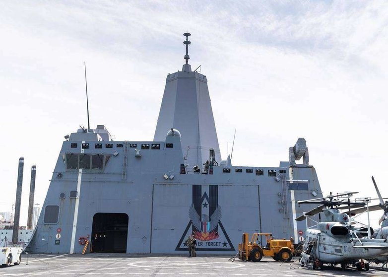 En la imagen de The National, el buque estadounidense en Abu Dhabi.