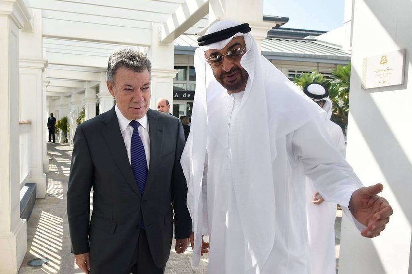 El presidente Santos junto al príncipe heredero de Abu Dhabi. (Cedida)