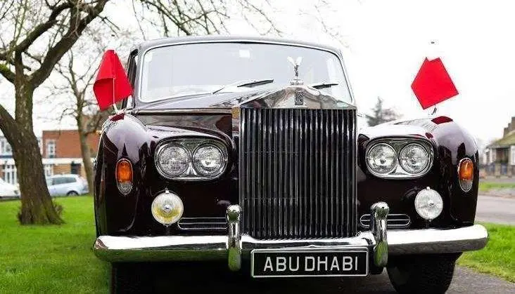 En la imagen cedida al Khaleej Times, el rolls Royce del jque Zayed.