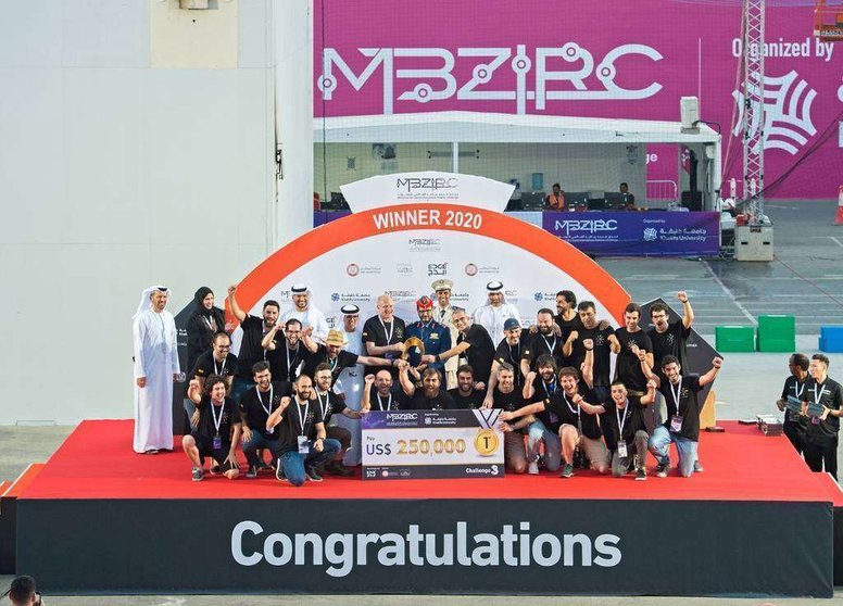 El equipo español ganador del Desafío 3 en Abu Dhabi. (WAM)