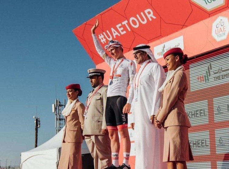 Un integrante del UAE Emirates en el podio del Tour de Emiratos. (Twitter)