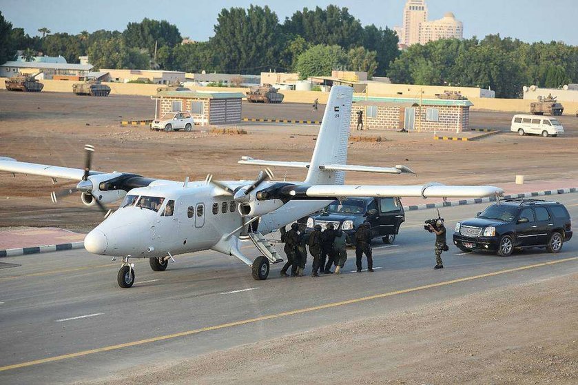 Despliegue en tierra durante el ejercicio 'Union Fortress 6' llevado a cabo por el Ejército de Emiratos Árabes en Ras al Khaimah. (EL CORREO)