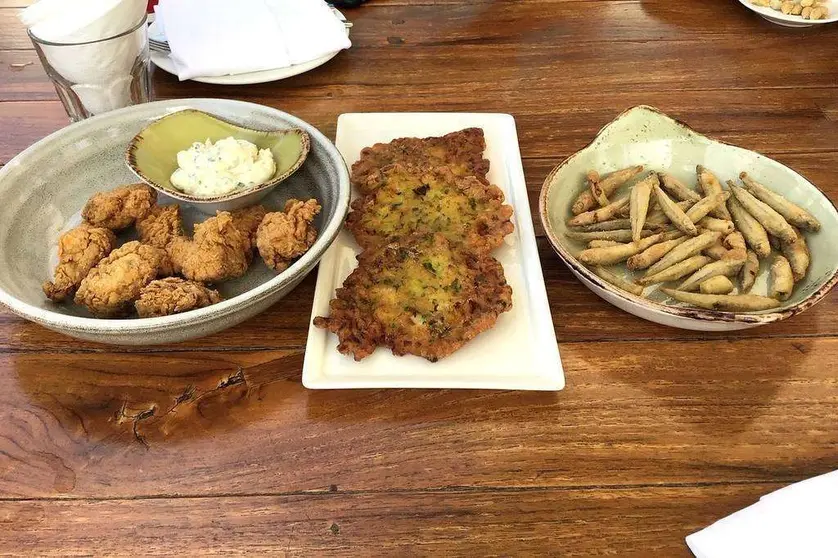 Adobo, tortillitas de camarones y pescaíto frito, todo delicioso en el Seville's para celebrar el Día de Andalucía. (EL CORREO)