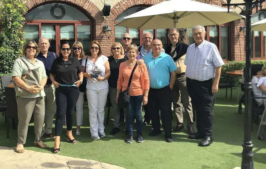 Turistas españoles, durante una parada en el restaurante Seville's de Dubai, junto a Mariano Andrés y una representante de EL CORREO DEL GOLFO. (EL CORREO)