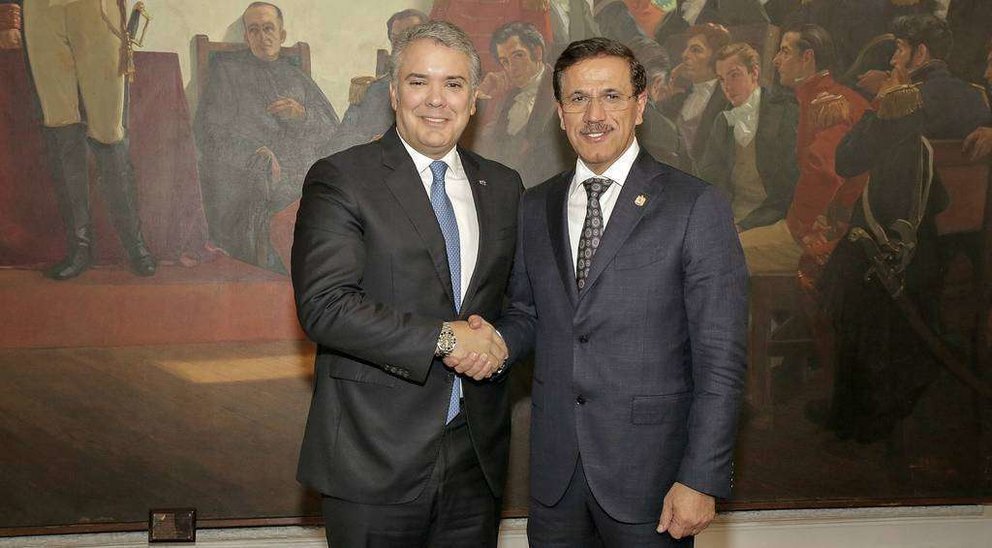 El presidente de Colombia, Iván Duque -izquierda-, saluda al ministro de Economía de Emiratos Árabes, Sultán bin Saeed Al Mansouri, durante su encuentro en Bogotá. (WAM)