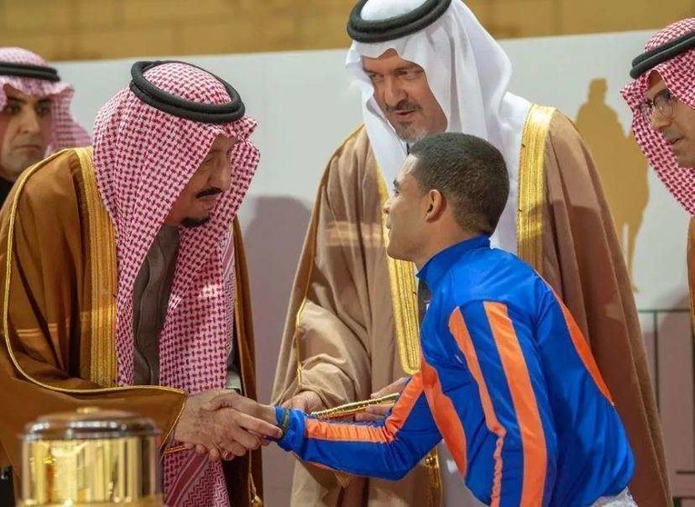 El rey Salman felicita al jinete panameño. (Al Arabiya)