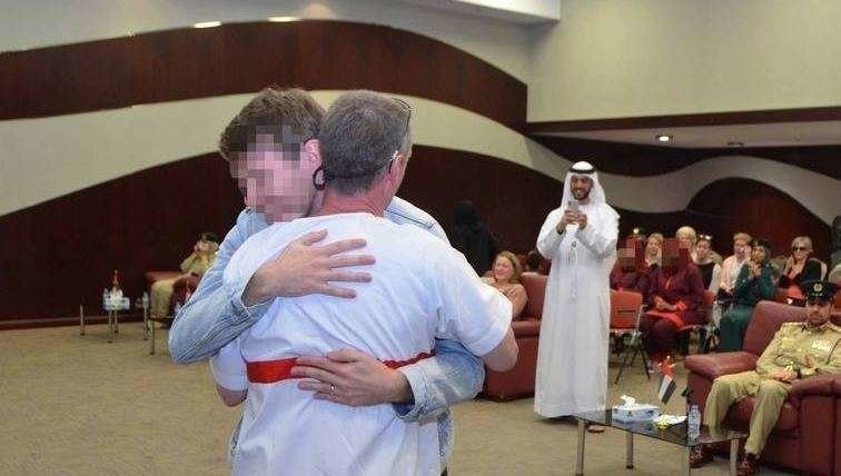 La Policía de Dubai difundió esta imagen del encuentro entre padre e hijo en la cárcel.