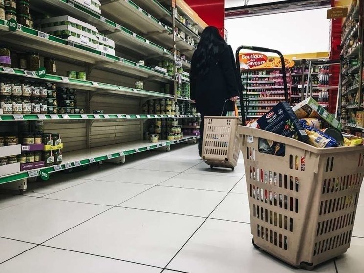 Estantes vacíos en un supermercado francés. (AFP)