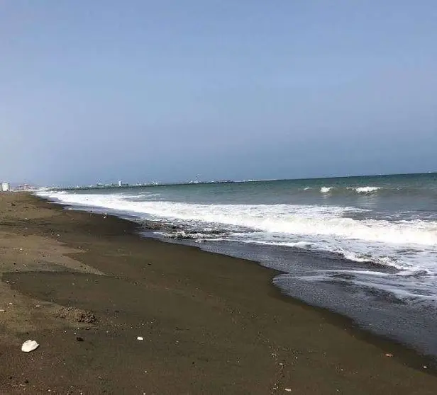 Imagen de X de una playa de Fujairah con petróleo en octubre de 2019.