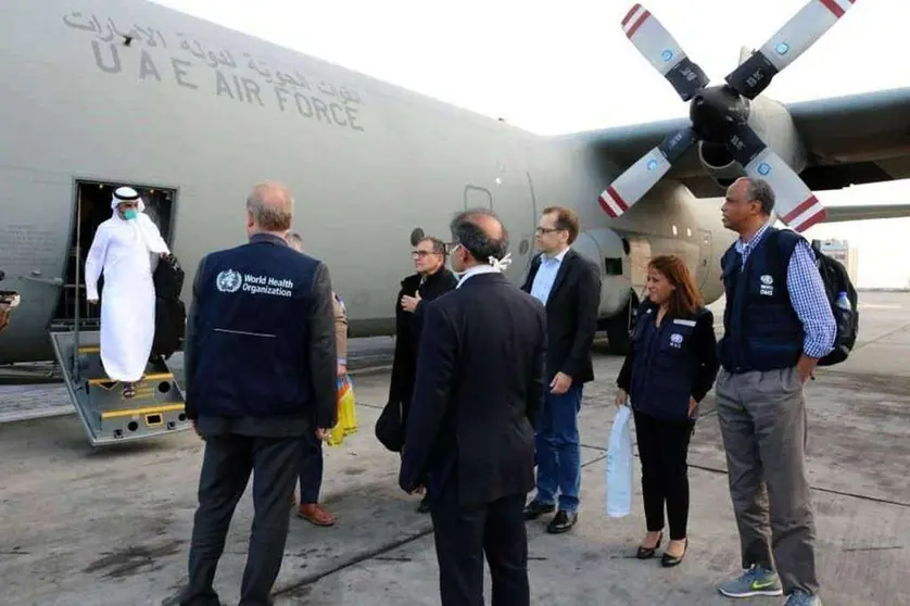 Avión de Emiratos traslada suministros médicos a Irán. (WAM)