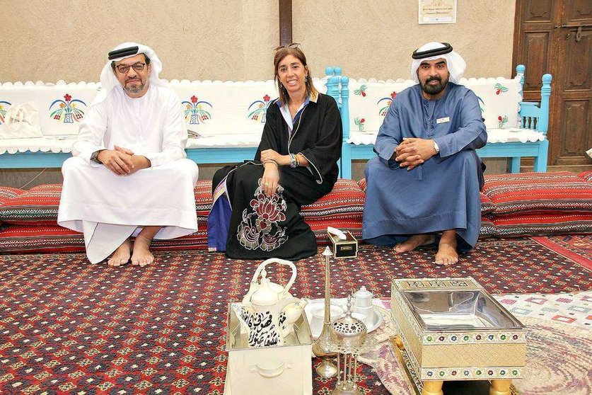 María Tello con Rashid Al Tamimi y Ahmed Al Jaffla en el Centro Cultural para el Entendimiento en Al Fahidi. (EL CORREO)