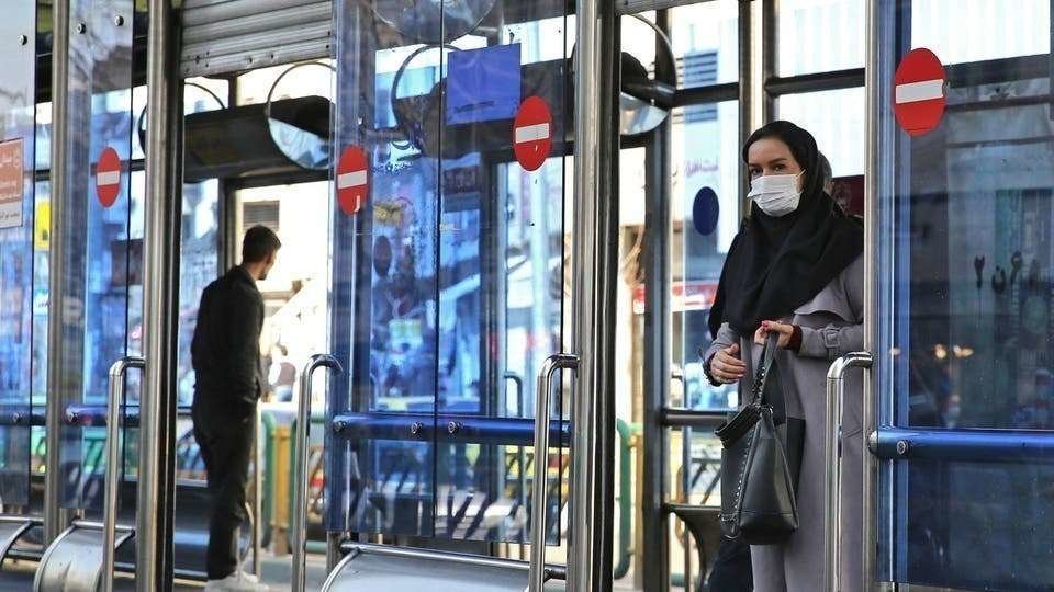 En la imagen de AFP, una mujer en un hospital en Teherán.
