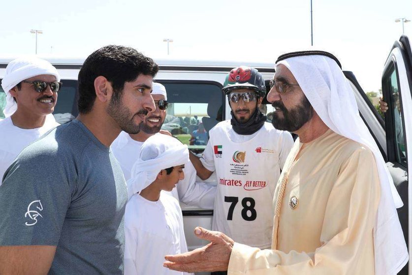 El gobernante y el príncipe heredero de Dubai durante la carrera hípica. (WAM)