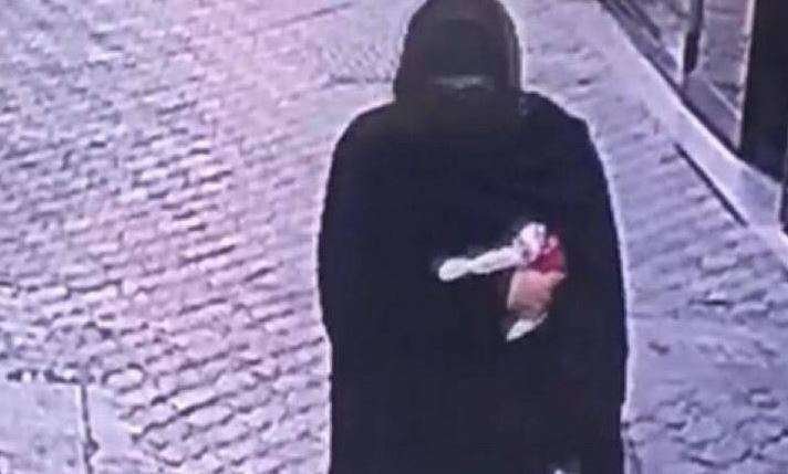 Una imagen del hombre ataviado con abaya para llevar a cabo un robo.
