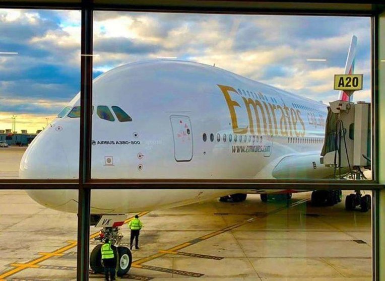 Un avión de Emirates en el aeropuerto DXB.