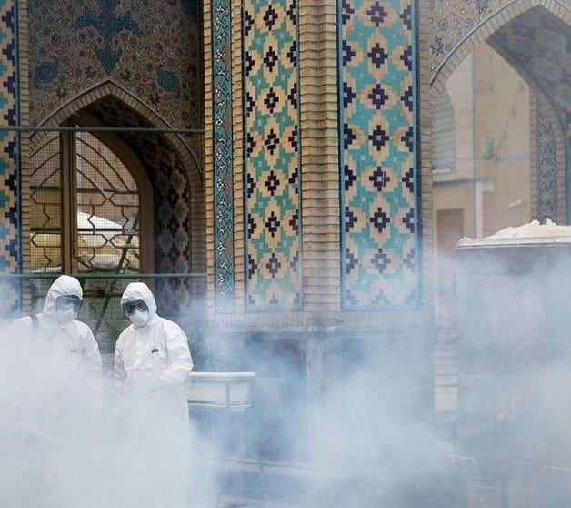 Trabajadores desinfectando lugares públicos en Irán. (Reuters)