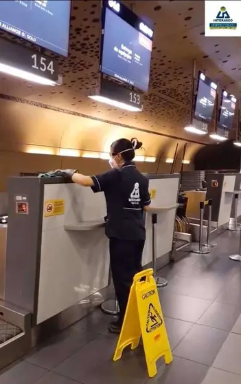Desinfección en el Aeropuerto Internacional de El Dorado.