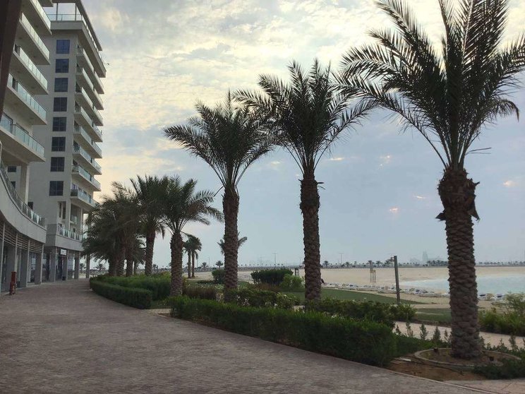El exterior de las urbanizaciones en Emiratos Árabes comienza a presentar escaso movimiento. (EL CORREO)