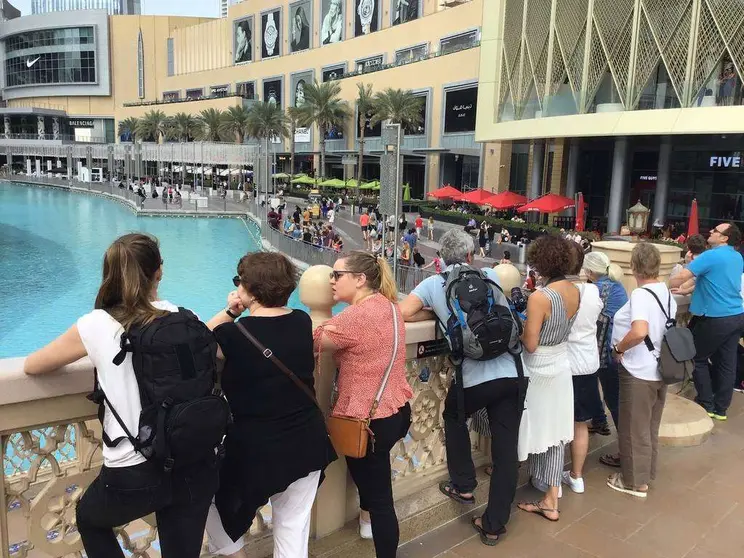 Turistas en la Plaza de la Fuente en Dubai. (EL CORREO)