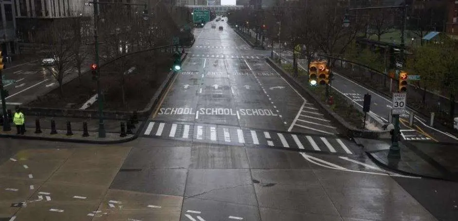 En la imagen de EFE, la West Side Highway,en la ciudad de Nueva York, este lunes.