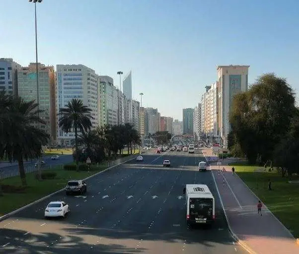 Una calle en el centro de Abu Dhabi. (EL CORREO)