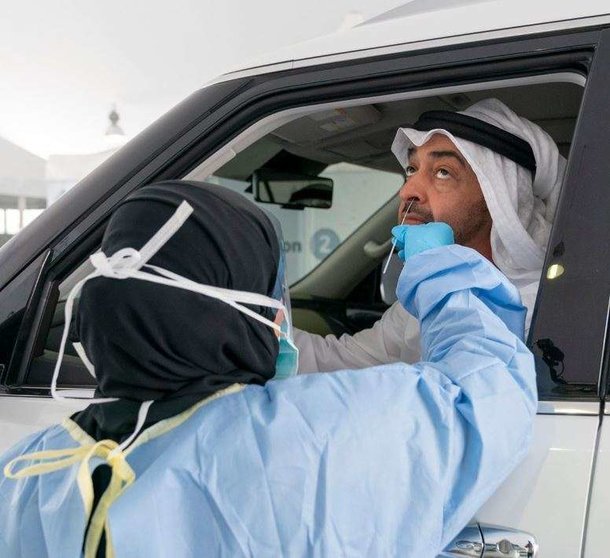El príncipe heredero de Abu Dhabi se somete a la prueba rápida de detección de Covid-10 en EAU. (WAM)