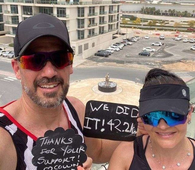 Los dos expatriados en su balcón de Dubai tras completar el maratón. (Twitter)