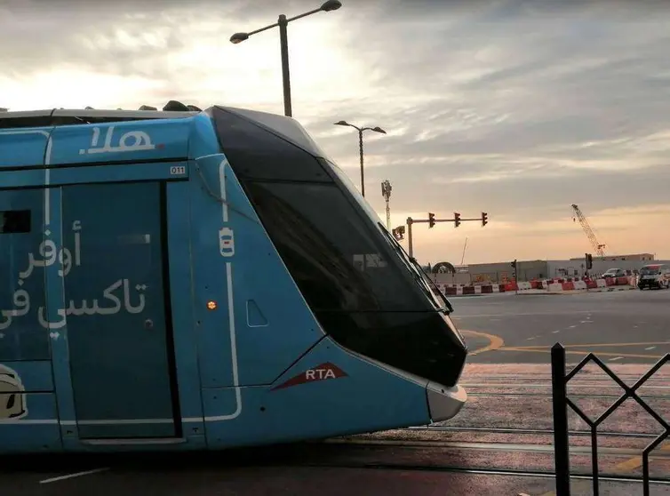 Una imagen del tranvía a su paso por Dubai Marina. (EL CORREO)