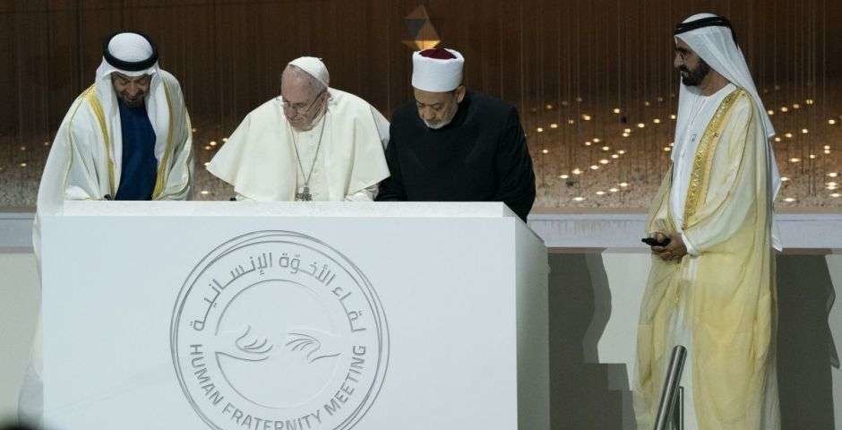 Firma del documento por la Fraternidad Humana, rubricado por el Papa Francisco y el Gran Imán de Al Azhar, Ahmed Al Tayeb en Abu Chabi. (WAM)